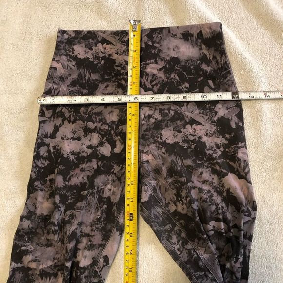 Lululemon Aligns. 24 inches high rise - Picture 2 of 4